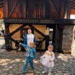Ornella Koktová Instagram – Nedělní výlet na takový menší “Zimohrad🐺”…včera na den dětí lilo jak z konve. A tak jsme včerejšek pojali tak, že jsme zvelebovali dětský pokoj.✨☺️ Dneska jsme si to vynahradily zkoušením různých starých řemesel, poslechem hudby…a taky klasickýma bitkama sourozenců v autě.😅🙈🌪️ Nechápu, že se furt na pumpě nachytáme a koupíme ji 3 různý věci!!!🤪 odteď kupuju 3x to stejný a konec!🫠 

#KlidnýVýletSDětmaNeníNikdy #AleStojíZaTo ❤️