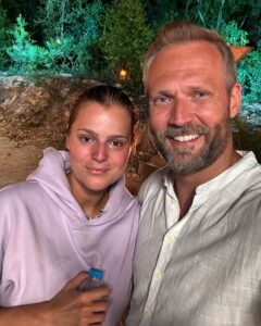 Ornella Koktová Instagram - 🔥SURVIVOR🔥 Ornella - 3. vypadnuta Velka skoda, ze to Ornella zabalila. Podle ohlasu si delala do te doby dobre jmeno. Na soubojich se do toho dostavala a urcite nebyla nejhorsi. V kmeni nebyla na obtiz a mela vlastni hlavu, humor a take ostrost na to, aby nehlasovala s davem. Mozna to vyplývá z toho, ze vedela, ze nepojede na vitezstvi, ale i tak bavila. Osobne jsem ji a nejake kauzy okolo Ornelly neznal a nepotrebuju znat. Na me pusobila velmi prijemne. Jako clovek, ktery se jen tak z neceho nezblazni a je v nem vic, nez by cekali ostatni a nebo i ona sama. Vypravi se s ni skvele a koneckoncu mrknete na rozhovor s ni na @yesstv_ Hero/Hero Jeji veta - rikam ji skřetka - 🙈🤣🤣 zustane v mem videoarchivu naporad Hodne stesti a diky za hru #survivorcs2024 @ornellakoktova