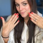 Ornella Koktová Instagram - Vidíš ty nehty?💅🏻 To já sama, to já sama!!!🥳🤌🏻💕 Striplac od @alessandro_cz 💓 je prostě totální #gamechanger . Ušetřím hromadu času a v pohodlí domova si udělám MANI jako ze salónu.😉 Za sebe ti doporučuju si rovnou koupit Striplac sadu na nehty, ve které najdeš vše potřebné. Sleva 10% na VŠE dárek v podobě krému na ruce Lovely Hemp v hodnotě 320,-🍀 s KÓDEM: ORNELLA10 🍀 platí do 17.5 !!!