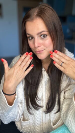 Ornella Koktová Instagram - Vidíš ty nehty?💅🏻 To já sama, to já sama!!!🥳🤌🏻💕 Striplac od @alessandro_cz 💓 je prostě totální #gamechanger . Ušetřím hromadu času a v pohodlí domova si udělám MANI jako ze salónu.😉 Za sebe ti doporučuju si rovnou koupit Striplac sadu na nehty, ve které najdeš vše potřebné. Sleva 10% na VŠE   dárek v podobě krému na ruce Lovely Hemp v hodnotě 320,-🍀 s KÓDEM: ORNELLA10 🍀 platí do 17.5 !!!