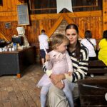 Ornella Koktová Instagram – Nedělní výlet na takový menší “Zimohrad🐺”…včera na den dětí lilo jak z konve. A tak jsme včerejšek pojali tak, že jsme zvelebovali dětský pokoj.✨☺️ Dneska jsme si to vynahradily zkoušením různých starých řemesel, poslechem hudby…a taky klasickýma bitkama sourozenců v autě.😅🙈🌪️ Nechápu, že se furt na pumpě nachytáme a koupíme ji 3 různý věci!!!🤪 odteď kupuju 3x to stejný a konec!🫠 

#KlidnýVýletSDětmaNeníNikdy #AleStojíZaTo ❤️