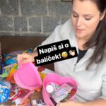 Ornella Koktová Instagram - Za dva týdny tu je den dětí…a to se sladký i u nás smí!😅🍭🍬🍫 Mrkni na neobvyklé limitky, miniaturky, prostě lahodný pecky z @megacukrovinky 💜 a využij do 3.6 slevový kód: ORNELLA15🍬 A taky jako bonus můžeš zkusit štěstí🍀 a napsat (do komentářů) si o jeden balíček ke dni dětí přímo ode mě!☺️💕 #dendeti #dendětí #čokolada #chocolate #collab #sladkosti #soutěž #soutez #momlife