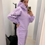 Ornella Koktová Instagram - 🥥PŘED - PŘI - PO🥥 tak bych ve zkratce popsala tuhle sérii Survivor fotek v mé jediné mikině na Ostrově od @virulent.official 🤍. Jak můžete vidět vydrželo to všechno…hmyz🕷️, tornádo🌪️, deště🌧️, slanou vodu🌊 a celkově hromadu špíny. Zkrátka já a Séba jsme těm našim teplákovkám dali zabrat.😅🙌🏻 A kdo by chtěl taky teplákovku v topu do pondělka platí kód: VIRULENT15 na všechny mikiny i tepláky.☺️