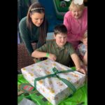 Ornella Koktová Instagram - Ještě si sem uložíme vzpomínku na Quentínkovu radost z dárků, který si vysnil a velice konkrétně specifikoval.😅🤌🏻 On když je někdo ulítlej na techniku, musí to být přesně do puntíku. Díky @gigacomputer_cr 💻📲, že jsme u vás pořídili vše a za super peníz.☺️ A taky děkujeme všem, co na oslavu dorazili. Byla to paráda (ikdyž z toho nahánění nejmenších ještě teď cítím nohy😂🙈).