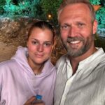 Ornella Koktová Instagram - 🥥PŘED - PŘI - PO🥥 tak bych ve zkratce popsala tuhle sérii Survivor fotek v mé jediné mikině na Ostrově od @virulent.official 🤍. Jak můžete vidět vydrželo to všechno…hmyz🕷️, tornádo🌪️, deště🌧️, slanou vodu🌊 a celkově hromadu špíny. Zkrátka já a Séba jsme těm našim teplákovkám dali zabrat.😅🙌🏻 A kdo by chtěl taky teplákovku v topu do pondělka platí kód: VIRULENT15 na všechny mikiny i tepláky.☺️