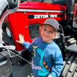 Ornella Koktová Instagram - Tak dneska to byl den ve znamení Zetorů🚜…nejvíc si to bezesporu užil Sven🩵. Geny se holt nezapřou…právě jeho děda Josef měl Zetor 25A, který je doteď ve stodole ve Psářích.☺️❤️Jinak poznatky z dnešního výletu - je super malým dětem koupit ty velký balónky, když vám utečou najdete je hned.😂🎈👍🏻Za další, když ti dojde že si celý den fotila celou rodinku a nejsi na jediný fotce. Řekni svému muži…pak budeš mít alespoň dvě momentky s cukrovou vatou🍭, obřím PMS a baby pubertou v každém snímku.😄💓