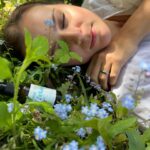 Ornella Koktová Instagram - Patřím do skupiny žen, kterým trvá nejmíň půl hodiny aby usnuly.😴 Je to strašně otravný a vysilující, nehledě na to že se kolikrát druhý den ráno citím na to si rovnou lehnout znovu.🥲Už nějaký čas mám na tyhle svoje strasti 🔝vychytávku od @yolab_cz 🩵!!! A to je MELATONIN, neboli hormon spánku ve spreji.💤 Takže ani nepřemýšlej nad nějakýma práškama na spaní, protože tady si stačí dvakrát půl hoďky před spaním stříknout do pusy a pak usneš v půlce věty “Tak dobrou nnnno….”😘 Kód: ORNELLA10🩵platí na celý e-shop.✨