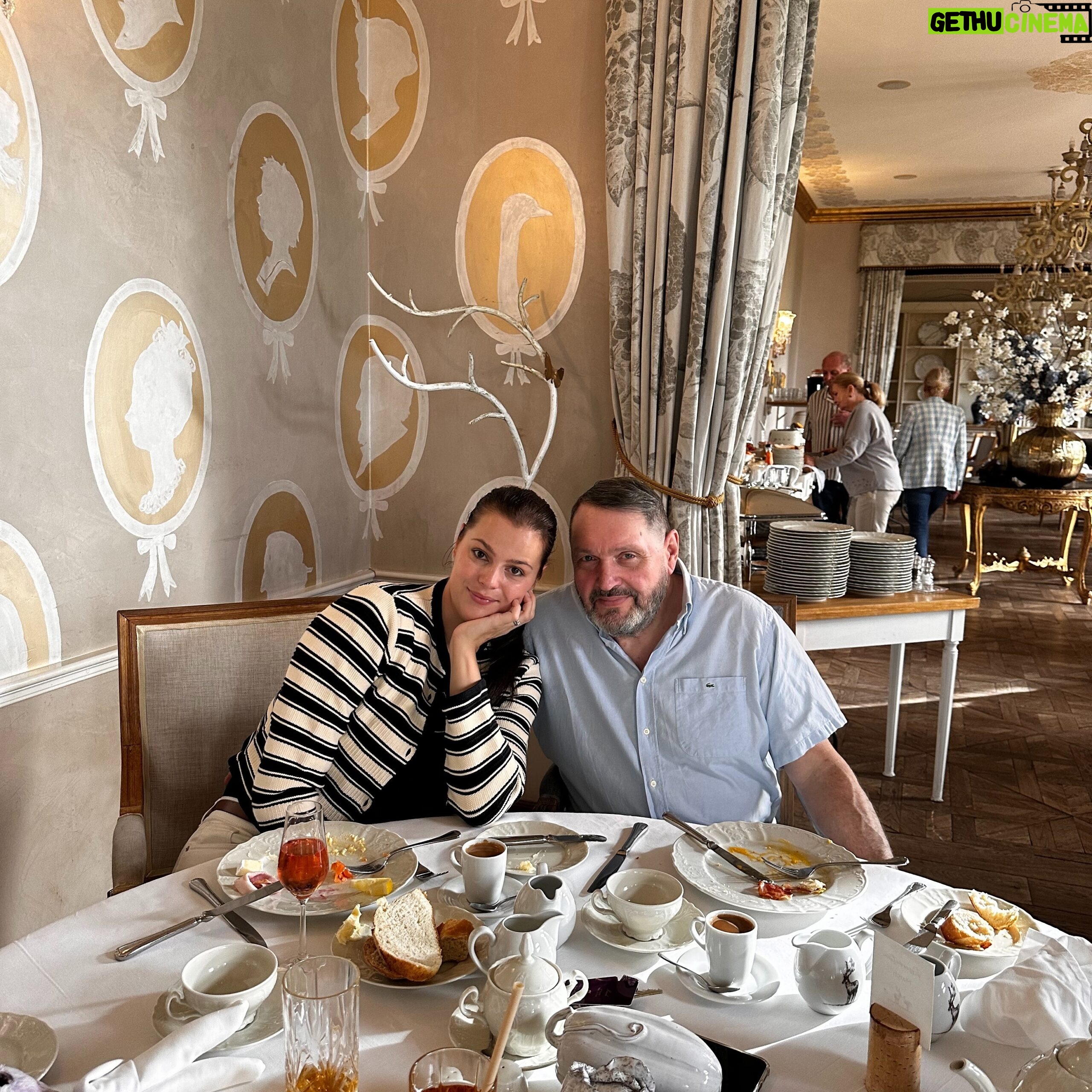 Ornella Koktová Instagram - Když muž se ženou snídá aneb když ten před náma u stolu bengál nevidíte❤️…..