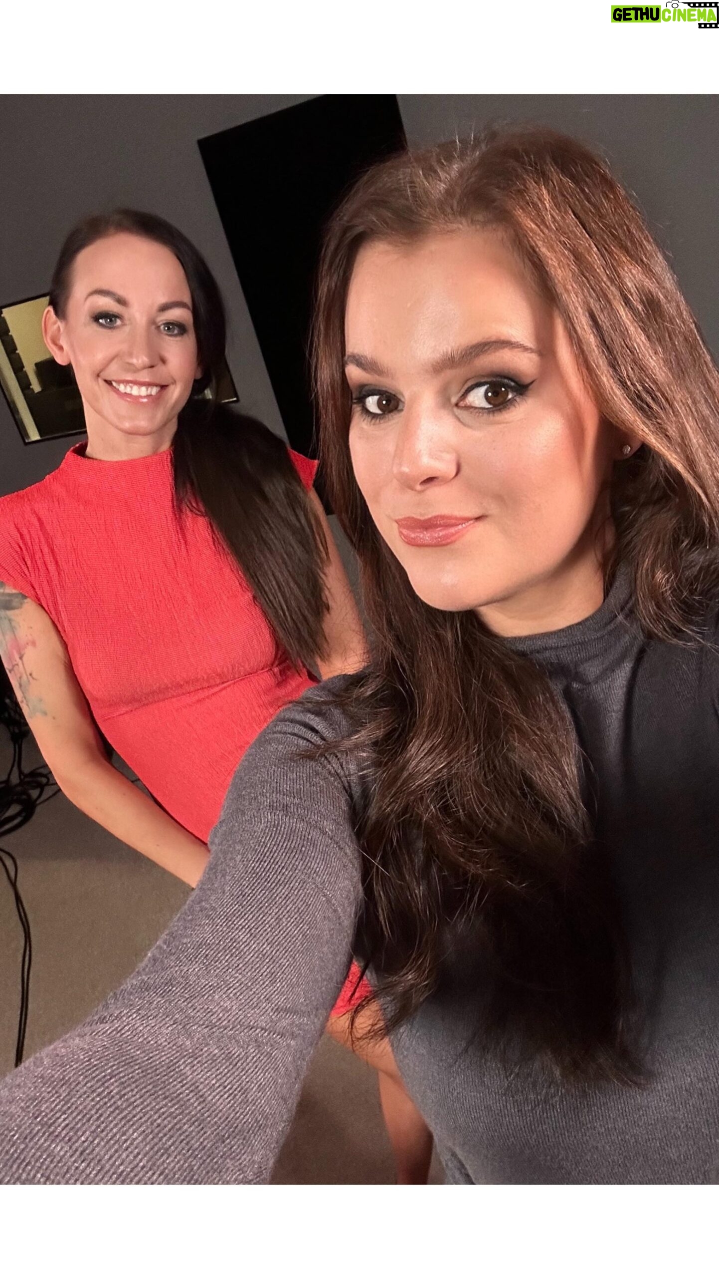 Ornella Koktová Instagram - Holky naše, jaký tipy máte na odplenkování?🍼Jak “bojujete” s PMS?🥵 Řvete na svojí polovičku…a je to občas až za hranou sil?!😅🌪️❤️ Jooo těch témat je dost. Právě teď NOVÝ díl na našem HeroHero - link v BIU✨.