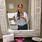 Ornella Koktová Instagram - I na cestách mám svůj @collalloc 🩷…vejde se pohodlně nejen do kabelky☺️. Silnější vlasy, pevnější nehty, zdravá pleť … to je jen pár důvodů proč používám právě tento 100% čistý bioaktivní mořský kolagen .🐟 A hlavně žádné otravné odsypávání (ženy v běhu pochopí😅🙏🏻)…stačí otevřít, smíchat a je to!✨