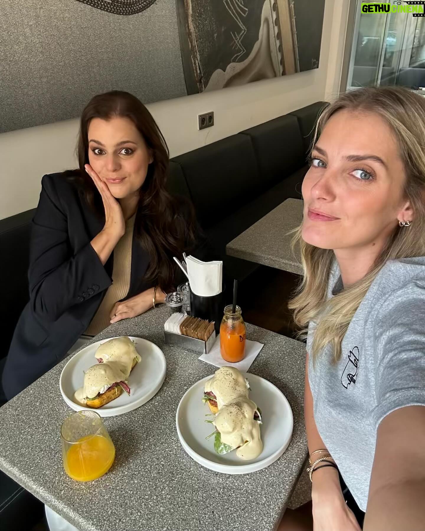 Ornella Koktová Instagram - Rozdíl asi tak 3 hodinky čistýho času…😅❤️🔥 #girlpower