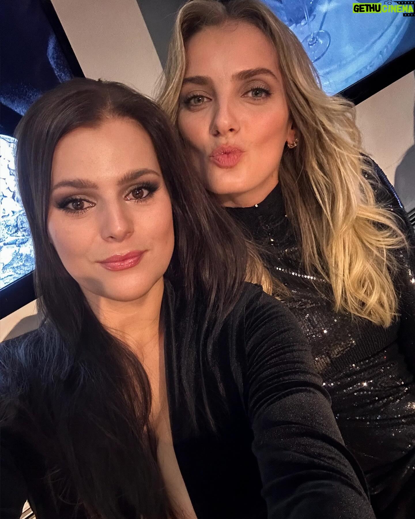 Ornella Koktová Instagram - Rozdíl asi tak 3 hodinky čistýho času…😅❤️🔥 #girlpower