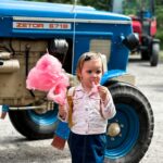 Ornella Koktová Instagram - Tak dneska to byl den ve znamení Zetorů🚜…nejvíc si to bezesporu užil Sven🩵. Geny se holt nezapřou…právě jeho děda Josef měl Zetor 25A, který je doteď ve stodole ve Psářích.☺️❤️Jinak poznatky z dnešního výletu - je super malým dětem koupit ty velký balónky, když vám utečou najdete je hned.😂🎈👍🏻Za další, když ti dojde že si celý den fotila celou rodinku a nejsi na jediný fotce. Řekni svému muži…pak budeš mít alespoň dvě momentky s cukrovou vatou🍭, obřím PMS a baby pubertou v každém snímku.😄💓