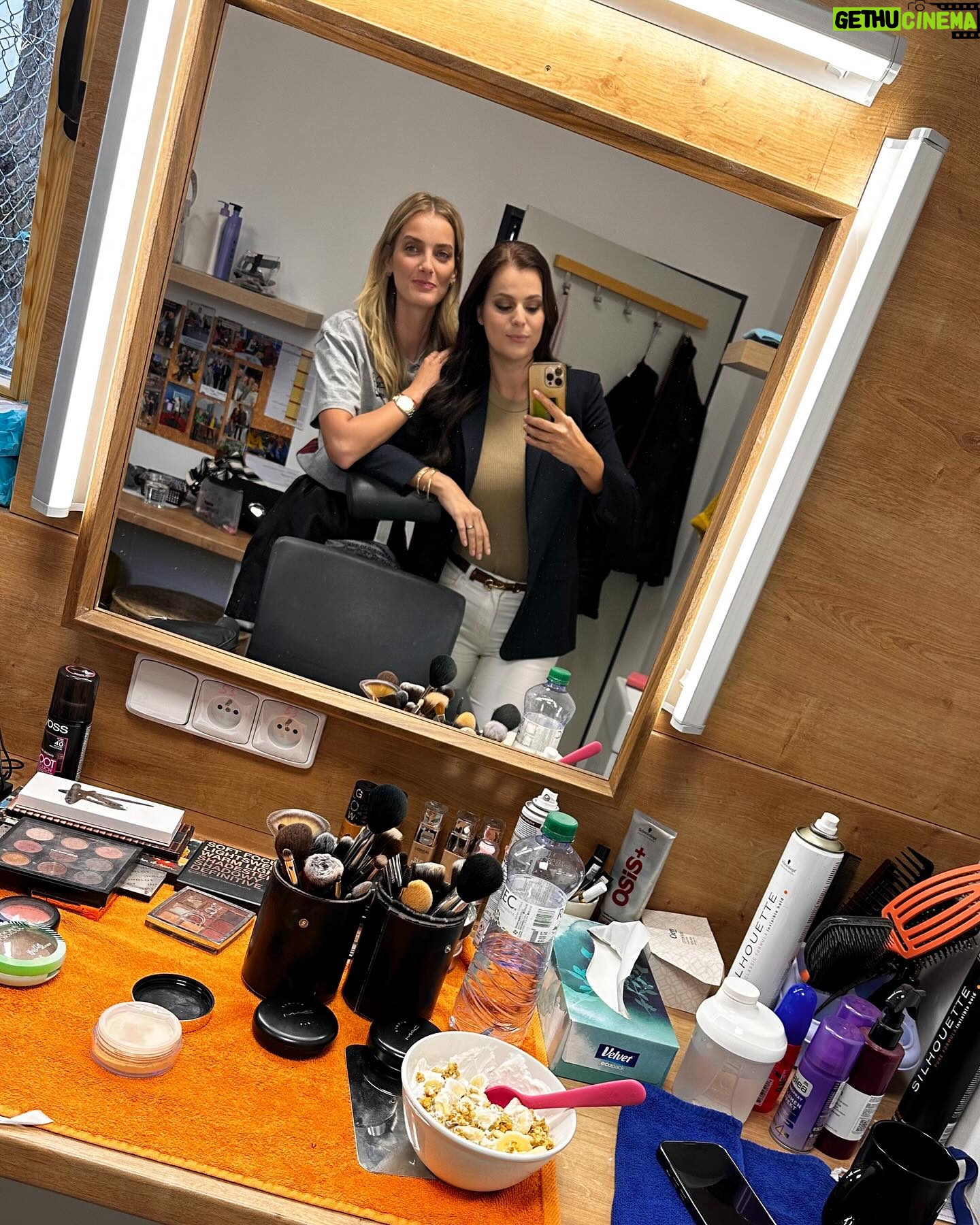 Ornella Koktová Instagram - Rozdíl asi tak 3 hodinky čistýho času…😅❤️🔥 #girlpower