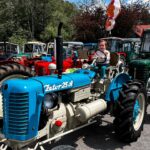 Ornella Koktová Instagram - Tak dneska to byl den ve znamení Zetorů🚜…nejvíc si to bezesporu užil Sven🩵. Geny se holt nezapřou…právě jeho děda Josef měl Zetor 25A, který je doteď ve stodole ve Psářích.☺️❤️Jinak poznatky z dnešního výletu - je super malým dětem koupit ty velký balónky, když vám utečou najdete je hned.😂🎈👍🏻Za další, když ti dojde že si celý den fotila celou rodinku a nejsi na jediný fotce. Řekni svému muži…pak budeš mít alespoň dvě momentky s cukrovou vatou🍭, obřím PMS a baby pubertou v každém snímku.😄💓