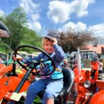Ornella Koktová Instagram - Tak dneska to byl den ve znamení Zetorů🚜…nejvíc si to bezesporu užil Sven🩵. Geny se holt nezapřou…právě jeho děda Josef měl Zetor 25A, který je doteď ve stodole ve Psářích.☺️❤️Jinak poznatky z dnešního výletu - je super malým dětem koupit ty velký balónky, když vám utečou najdete je hned.😂🎈👍🏻Za další, když ti dojde že si celý den fotila celou rodinku a nejsi na jediný fotce. Řekni svému muži…pak budeš mít alespoň dvě momentky s cukrovou vatou🍭, obřím PMS a baby pubertou v každém snímku.😄💓