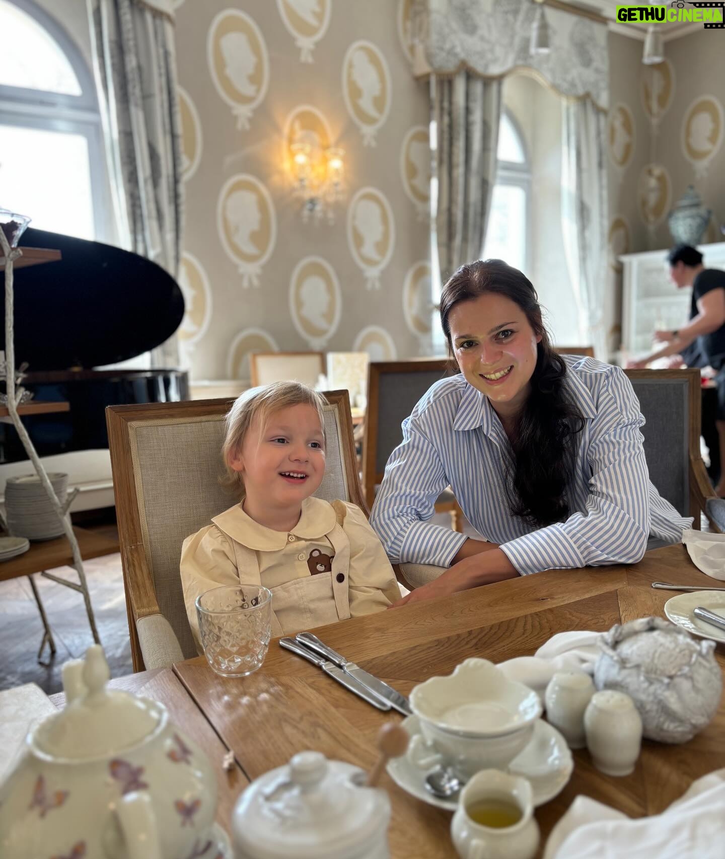 Ornella Koktová Instagram - Dneska jsou ti Svene už 4 roky🥳!!! Ten čas tak letí a naše láska k tobě jen sílí.❤️Hlavně ať si zdravý, veselý, čiperný, hodný, průzkumník…hlídač policistů a hasičů jako doposud.☺️ Jsi náš miláček…mojeee miminko navždy. Pusinkuuuuuuu ❤️❤️❤️❤️❤️
