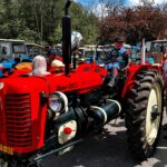 Ornella Koktová Instagram - Tak dneska to byl den ve znamení Zetorů🚜…nejvíc si to bezesporu užil Sven🩵. Geny se holt nezapřou…právě jeho děda Josef měl Zetor 25A, který je doteď ve stodole ve Psářích.☺️❤️Jinak poznatky z dnešního výletu - je super malým dětem koupit ty velký balónky, když vám utečou najdete je hned.😂🎈👍🏻Za další, když ti dojde že si celý den fotila celou rodinku a nejsi na jediný fotce. Řekni svému muži…pak budeš mít alespoň dvě momentky s cukrovou vatou🍭, obřím PMS a baby pubertou v každém snímku.😄💓