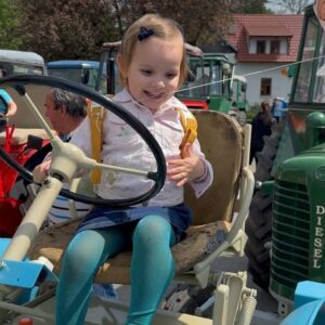 Ornella Koktová Instagram - Tak dneska to byl den ve znamení Zetorů🚜…nejvíc si to bezesporu užil Sven🩵. Geny se holt nezapřou…právě jeho děda Josef měl Zetor 25A, který je doteď ve stodole ve Psářích.☺️❤️Jinak poznatky z dnešního výletu - je super malým dětem koupit ty velký balónky, když vám utečou najdete je hned.😂🎈👍🏻Za další, když ti dojde že si celý den fotila celou rodinku a nejsi na jediný fotce. Řekni svému muži…pak budeš mít alespoň dvě momentky s cukrovou vatou🍭, obřím PMS a baby pubertou v každém snímku.😄💓