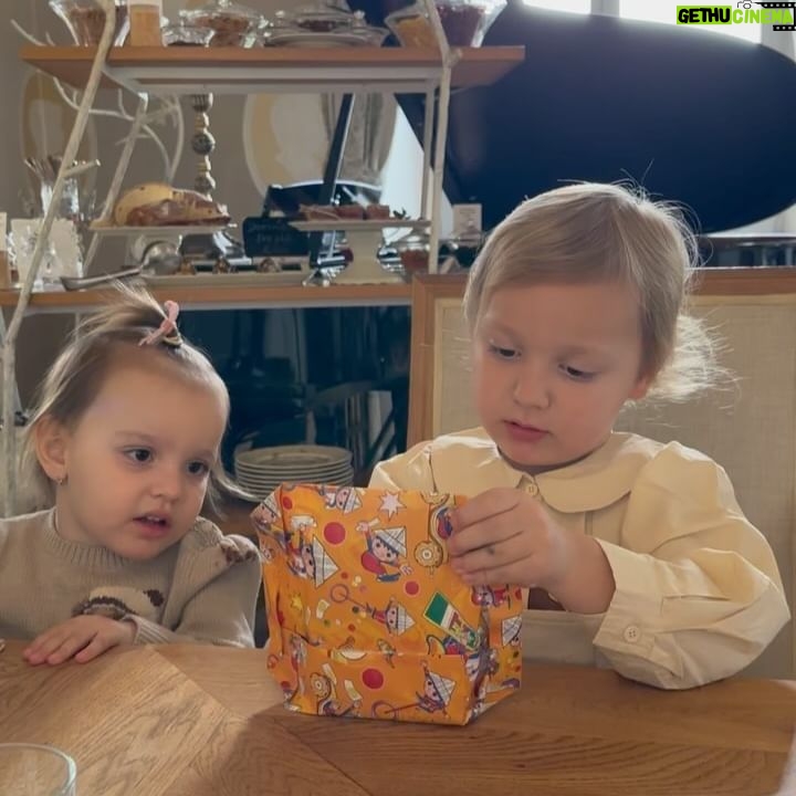 Ornella Koktová Instagram - Dneska jsou ti Svene už 4 roky🥳!!! Ten čas tak letí a naše láska k tobě jen sílí.❤️Hlavně ať si zdravý, veselý, čiperný, hodný, průzkumník…hlídač policistů a hasičů jako doposud.☺️ Jsi náš miláček…mojeee miminko navždy. Pusinkuuuuuuu ❤️❤️❤️❤️❤️