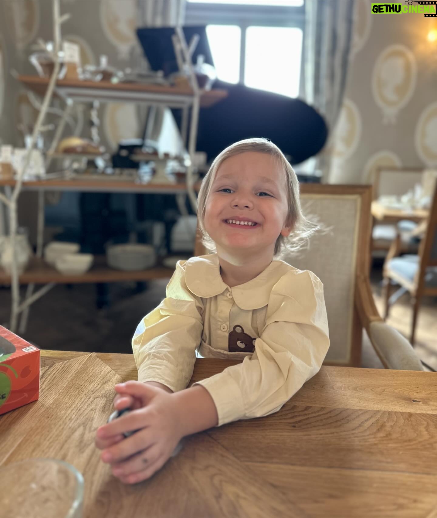Ornella Koktová Instagram - Dneska jsou ti Svene už 4 roky🥳!!! Ten čas tak letí a naše láska k tobě jen sílí.❤️Hlavně ať si zdravý, veselý, čiperný, hodný, průzkumník…hlídač policistů a hasičů jako doposud.☺️ Jsi náš miláček…mojeee miminko navždy. Pusinkuuuuuuu ❤️❤️❤️❤️❤️