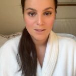 Ornella Koktová Instagram - U N Á V A 🌝 V Ý K Y V Y N Á L A D Po příletu z ostrova se stále necítím na 100%🥺. A tak jsem si nasadila ✨H O R M O N Á L N Í Z D R A V Í.✨ Tento doplněk stravy od @yolab_cz 🩵 je určen k nastolení a udržení rovnováhy v těle. Únava, výkyvy nálad, stres, deprese, úzkost, nespavost, nadýmání…to vše je spojeno právě s hormonální nerovnováhou v těle.🙆🏻‍♀️ 🩵KÓD: ORNELLA10🩵 platí na celý e-shop i akce!😉 Tahle pecka od Yolab ti pomůže také na: 🌼Nepravidelný menstruační cyklus 🌼Akné a kožní problémy 🌼Výkyvy nálad (!!!😅🙏🏻) 🌼Problémy s hmotností 🌼Problémy s plodností 🌼Spánek (na ten doporučuju i Melatonin od Yolab😴) 🌼Únava a nízká energie Nejen před jarem se tímhle hodím do rovnováhy.🥰 #hormony #zdravi #hormonalnizdravi #spanek #deprese #uzkost #unava #akne #energy #energia #menstruace #nadvaha #collab #yolab #doplnek #stravy #doplnekstravy #plodnost #kyselinahyaluronova
