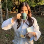 Ornella Koktová Instagram - Být jen sama se sebou, v ruce knížku, teplý čaj…i tak muže vypadat páteční večer maminky od tří dětí.☺️ Nehledě na to, že zahrada je jediný místo…kde ten klid lze najít.😅 Můj tip na knihu “Obránce mimo hru”📚si můžeš pořídit u nakladatelství Grada se slevou 23% - 💕kód: ORNELLA23💕 www.grada.cz #materska #materskadovolena #matka #kniha #romantika #hokej #vztahy #collab #kniznitip #knizninovinky #les #relax