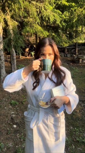 Ornella Koktová Instagram - Být jen sama se sebou, v ruce knížku, teplý čaj…i tak muže vypadat páteční večer maminky od tří dětí.☺️ Nehledě na to, že zahrada je jediný místo…kde ten klid lze najít.😅 Můj tip na knihu “Obránce mimo hru”📚si můžeš pořídit u nakladatelství Grada se slevou 23% - 💕kód: ORNELLA23💕 www.grada.cz 

#materska #materskadovolena #matka #kniha #romantika #hokej #vztahy #collab #kniznitip #knizninovinky #les #relax
