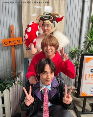 Oto Abe Instagram - 映画ガッチャード&ギーツ🦊
ご覧いただけたでしょうか？
宝太郎の夢のシーンオフショットです📸
セレブ蓮華✨💰
#仮面ライダーガッチャード　#ガッチャード　
#ガッチャードアンドギーツ
#映画ガッチャードギーツ
