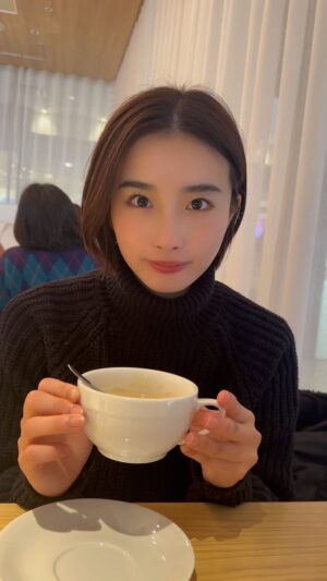 Oto Abe Instagram - お久しぶりのリールです🤍
懐かしい曲であわせてみました！
遅ればせながら新年の挨拶をさせていただきます。
あけましておめでとうございます🙇
石川県の震災で被災された皆様へ、心よりお見舞い申し上げます。　一日でも早い復興と安全な日常をお祈りしています。