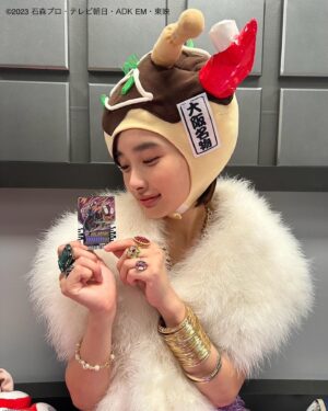 Oto Abe Instagram - 映画ガッチャード&ギーツ🦊
ご覧いただけたでしょうか？
宝太郎の夢のシーンオフショットです📸
セレブ蓮華✨💰
#仮面ライダーガッチャード　#ガッチャード　
#ガッチャードアンドギーツ
#映画ガッチャードギーツ