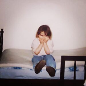 Oya Okar Instagram - Bu fotoğrafta 3-4 yaşında olmalıyım, Babam fotoğraf çekecek diye poz vermeye çalışıyorum. Aradan 30 yıl geçmiş, büyüdüm, değiştim ama hayata hala aynı muziplikle bakmaya çalışıyorum. Hayatıma dokunan herkese bütün kalbimle teşekkür ederim, iyi ki varsınız💛 doğumgünümü kutlayan, iyi dileklerini ileten herkese çok teşekkür ederim, o güzel dileklerin sizin de hayatınızda gerçek olmasını dilerim💛🙏