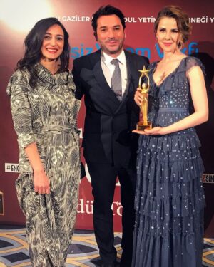 Oya Okar Instagram - Engelsiz Yaşam Vakfı ödülleri, En iyi Polisiye Dizi: Arka Sokaklar 🎉 
Bu güzel elbise için @askidandavete ‘ye teşekkürler 💛