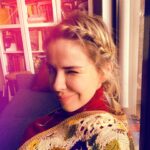 Oya Okar Instagram - Bu fotoğrafta 3-4 yaşında olmalıyım, Babam fotoğraf çekecek diye poz vermeye çalışıyorum. Aradan 30 yıl geçmiş, büyüdüm, değiştim ama hayata hala aynı muziplikle bakmaya çalışıyorum. Hayatıma dokunan herkese bütün kalbimle teşekkür ederim, iyi ki varsınız💛 doğumgünümü kutlayan, iyi dileklerini ileten herkese çok teşekkür ederim, o güzel dileklerin sizin de hayatınızda gerçek olmasını dilerim💛🙏