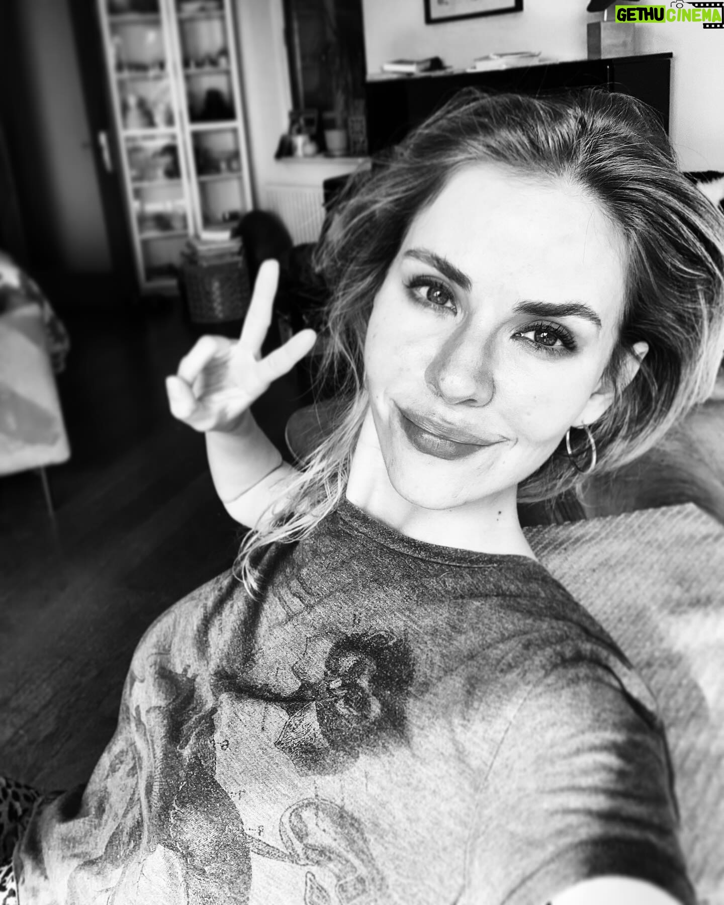 Oya Okar Instagram - 1. Krep’le yürürken karşılaştıklarımız 🌬️ 2. Selam 🙋♀️ 3. Vapurculuk ve Martılar🍀 4. Baba Sahne 7 yaşında 🥳👏👏 @babasahne 5. Özçekim 😎
