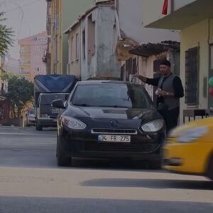 Oya Okar Instagram - —45-40’tan merkeze, olay yerine yakınız arkadaşlar. 😎🚨
Selin Demirci Güneri, bazen birbirimizi zorlasak da bu yolda kalbimiz hep bir attı ve ben seni oynamayı çok sevdim.

Arka sokaklar evreninde bu yolculuğu yaşamama sebep olan Yapımcımız Türker İnanoğlu’na, yıllarca bir arada çalıştığım tüm yönetmenlerimize, senaristlerimize, oyuncu arkadaşlarıma ve kamera arkası ekibimize, yapım ve yayında emeği geçen herkese ve hayal bile edemeyeceğim büyüklükte bir sevgiyle beni sarıp kucaklayan, sahiplenen tüm seyircimize bütün kalbimle teşekkür ederim. 

Bu yolda yıllarca beraber yürüdüğüm canım partnerim Şevket Çoruh’a karşılıklı oynadığımız her bir an için teşekkür ederim. Ben Selin’i en çok Mesut’la sevdim.

Yarım kalan hikayeleri bilmediğimiz, görmediğimiz bir yerde devam eder elbet. Şimdilik bana müsaade. Rıza Baba’nın da söylediği gibi:

“Bu meslekte yaşamak da ölmek de ekip işi. Yaşamak da ölmek de”
 
Oya Okar 

1. Selin Demirci Güneri
2. İlk sezon.
3. Herşey nasıl başladı.
4. Burun kırıyorum.
5. Selmes ilk selfie- Walking Dead season 1
6. Yeri geldi zincirle bağlanıp sulara atıldık
7. Gizli görevler
8. Ölümden dönmeler
9. Yengecilik
10. Güneriler fotoğrafıydı ama elim çarpmış aynı kareyi iki kere paylaşmışım.. bu da nazar boncuğumuz olsun☺️