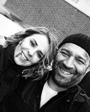 Oya Okar Instagram - —45-40’tan merkeze, olay yerine yakınız arkadaşlar. 😎🚨
Selin Demirci Güneri, bazen birbirimizi zorlasak da bu yolda kalbimiz hep bir attı ve ben seni oynamayı çok sevdim.

Arka sokaklar evreninde bu yolculuğu yaşamama sebep olan Yapımcımız Türker İnanoğlu’na, yıllarca bir arada çalıştığım tüm yönetmenlerimize, senaristlerimize, oyuncu arkadaşlarıma ve kamera arkası ekibimize, yapım ve yayında emeği geçen herkese ve hayal bile edemeyeceğim büyüklükte bir sevgiyle beni sarıp kucaklayan, sahiplenen tüm seyircimize bütün kalbimle teşekkür ederim. 

Bu yolda yıllarca beraber yürüdüğüm canım partnerim Şevket Çoruh’a karşılıklı oynadığımız her bir an için teşekkür ederim. Ben Selin’i en çok Mesut’la sevdim.

Yarım kalan hikayeleri bilmediğimiz, görmediğimiz bir yerde devam eder elbet. Şimdilik bana müsaade. Rıza Baba’nın da söylediği gibi:

“Bu meslekte yaşamak da ölmek de ekip işi. Yaşamak da ölmek de”
 
Oya Okar 

1. Selin Demirci Güneri
2. İlk sezon.
3. Herşey nasıl başladı.
4. Burun kırıyorum.
5. Selmes ilk selfie- Walking Dead season 1
6. Yeri geldi zincirle bağlanıp sulara atıldık
7. Gizli görevler
8. Ölümden dönmeler
9. Yengecilik
10. Güneriler fotoğrafıydı ama elim çarpmış aynı kareyi iki kere paylaşmışım.. bu da nazar boncuğumuz olsun☺️