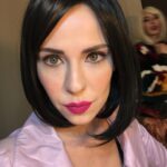 Oya Okar Instagram – —45-40’tan merkeze, olay yerine yakınız arkadaşlar. 😎🚨
Selin Demirci Güneri, bazen birbirimizi zorlasak da bu yolda kalbimiz hep bir attı ve ben seni oynamayı çok sevdim.

Arka sokaklar evreninde bu yolculuğu yaşamama sebep olan Yapımcımız Türker İnanoğlu’na, yıllarca bir arada çalıştığım tüm yönetmenlerimize, senaristlerimize, oyuncu arkadaşlarıma ve kamera arkası ekibimize, yapım ve yayında emeği geçen herkese ve hayal bile edemeyeceğim büyüklükte bir sevgiyle beni sarıp kucaklayan, sahiplenen tüm seyircimize bütün kalbimle teşekkür ederim. 

Bu yolda yıllarca beraber yürüdüğüm canım partnerim Şevket Çoruh’a karşılıklı oynadığımız her bir an için teşekkür ederim. Ben Selin’i en çok Mesut’la sevdim.

Yarım kalan hikayeleri bilmediğimiz, görmediğimiz bir yerde devam eder elbet. Şimdilik bana müsaade. Rıza Baba’nın da söylediği gibi:

“Bu meslekte yaşamak da ölmek de ekip işi. Yaşamak da ölmek de”
 
Oya Okar 

1. Selin Demirci Güneri
2. İlk sezon.
3. Herşey nasıl başladı.
4. Burun kırıyorum.
5. Selmes ilk selfie- Walking Dead season 1
6. Yeri geldi zincirle bağlanıp sulara atıldık
7. Gizli görevler
8. Ölümden dönmeler
9. Yengecilik
10. Güneriler fotoğrafıydı ama elim çarpmış aynı kareyi iki kere paylaşmışım.. bu da nazar boncuğumuz olsun☺️