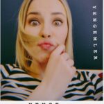 Oya Okar Instagram – —45-40’tan merkeze, olay yerine yakınız arkadaşlar. 😎🚨
Selin Demirci Güneri, bazen birbirimizi zorlasak da bu yolda kalbimiz hep bir attı ve ben seni oynamayı çok sevdim.

Arka sokaklar evreninde bu yolculuğu yaşamama sebep olan Yapımcımız Türker İnanoğlu’na, yıllarca bir arada çalıştığım tüm yönetmenlerimize, senaristlerimize, oyuncu arkadaşlarıma ve kamera arkası ekibimize, yapım ve yayında emeği geçen herkese ve hayal bile edemeyeceğim büyüklükte bir sevgiyle beni sarıp kucaklayan, sahiplenen tüm seyircimize bütün kalbimle teşekkür ederim. 

Bu yolda yıllarca beraber yürüdüğüm canım partnerim Şevket Çoruh’a karşılıklı oynadığımız her bir an için teşekkür ederim. Ben Selin’i en çok Mesut’la sevdim.

Yarım kalan hikayeleri bilmediğimiz, görmediğimiz bir yerde devam eder elbet. Şimdilik bana müsaade. Rıza Baba’nın da söylediği gibi:

“Bu meslekte yaşamak da ölmek de ekip işi. Yaşamak da ölmek de”
 
Oya Okar 

1. Selin Demirci Güneri
2. İlk sezon.
3. Herşey nasıl başladı.
4. Burun kırıyorum.
5. Selmes ilk selfie- Walking Dead season 1
6. Yeri geldi zincirle bağlanıp sulara atıldık
7. Gizli görevler
8. Ölümden dönmeler
9. Yengecilik
10. Güneriler fotoğrafıydı ama elim çarpmış aynı kareyi iki kere paylaşmışım.. bu da nazar boncuğumuz olsun☺️