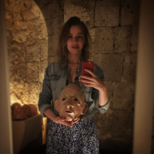 Oya Okar Instagram - Geçtiğimiz iki hafta Familie Flöz’ün san Giusto’da düzenlediği Sommer Akademie’de dünyanın 18 ayrı ülkesinden gelen 33 meslektaşımla birarada çalışma şansım oldu🙏✨🍀 onlara ve bu muhteşem maskelerle geçirdiğim her güne ve bana kattıkları herşeye teşekkürler 🙏İlk fotoğrafta gördüğünüz maske Familie Flöz’ün eski prodüksiyonlarında kullandığı maskelerden biri, benimse bu yolculuktaki yol arkadaşım ✌️
