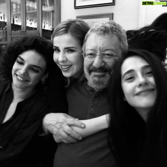 Oya Okar Instagram - Mehmet Birkiye'nin eğitimde 40. Yılını kutladık🎉🎉 benim hayatıma dokunduğu 14. yıl, İyi ki... 🙏✨💛