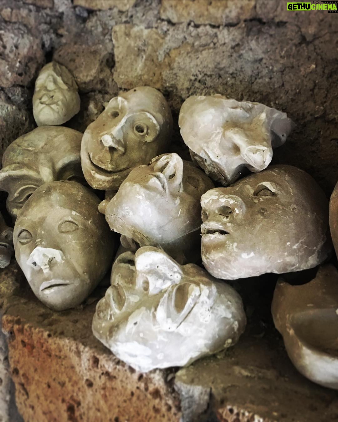 Oya Okar Instagram - Unutulmuş birer birer #familieflöz #physicaltheatre #mask