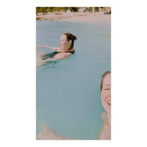 Oya Taşanlar Instagram - Şansım... 💛🐬 
ve şubat ayında denize girmek 🧜🏻‍♀️💫