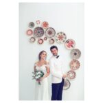 Oya Taşanlar Instagram - Teşekkür etmek istediğim öyle çok insan var ki…Heyecanımı mazur görün, şimdi tek tek yazmaya çalışacağım.Hayallerimin de ötesinde bir düğün ve hatta onun da ötesinde hazırlık sürecimizi olabildiğince konforla, stressiz geçirmemiz için ince ince emeklerle zahmetlere giren dostlarım; Gelinliğim için; @jasmine.cayyolu ndan güleryüzleriyle her daim beni rahatlatan ve kendimi prenses gibi hissetmemi sağlayan sevgili Damla Dalaran, sevgili @gulsah.1.9.0.3 ve ekiplerine, Masallara yaraşır atmosferiyle, görür görmez duygusallaşıp “işte bu!” dediğim harika düğün mekanımız @incekgarden ve bütün süreç boyunca kendisi de bizim kadar heyecanlanan ve bizimle beraber hayal kurup, o hayalleri gerçek kılan sevgili @taylandalaran ve @creaorganizasyon a ve kıymetli ekibine, Düğün gecemizde muhteşem sesi ve müziğiyle bizimle olan sevgili @meleknur___ ve orkestrasına, enerjisiyle bizi coşturan @freshankara a ya, Hem düğün dansımızın müziğinin mikslenmesindeki ince emeği, hem gecemizde üstün müzisyenliğiyle, sesi ve entrumanıyla yaptığı inceliği için ama en çok da dostluğu için sevgili @toygarisikli ya Tüm bu süreçte neredeyse gün aşırı gittiğimiz derslerde bize neşe ve motivasyon kaynağı olduğunuz ve düğün dansımız güzel olsun diye gösterdiğiniz tüm emek için sevgili öğretmenlerimiz @metinyavaslar , @ecegnr e ve @ybdanssanat a; Tam ama tam istediğim gibi olan saçlarım için @galiportakci_official a, Çok teşekkür ederim. Yanımızda olan, olamayan, bizim mutluluğumuzla mutlu olan, kalbi pır pır eden bütün kıymetli dostlarımıza çok çok teşekkür ederim, sizlerin sayesinde böyle hayal gibi oldu gecemiz…İyi ki varsınız! Benim canım ailem, şimdi daha da büyüdü. Kalbim sayenizde huzur dolu, sizlerle atıyor, sayenizde mutluluğumuz tertemiz, şükürler olsun…Varlığınızı, desteğinizi, sevginizi hissetmek ne büyük şans…Allah sizi başımızdan eksik etmesin. Bitanecik börülcem @pelliope bu düğün böylesine masal gibi olduysa senin sayendedir, bütün korkularımı endişelerimi silip attın ve bana hayallerimi verdin bitanem, daha da güzelini sen yaşa, Allah hep gönlüne göre versin. Çok teşekkür ederim. Devamı yorumlarda…