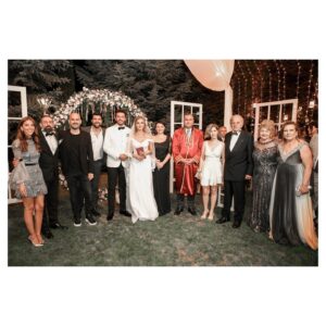 Oya Taşanlar Instagram - Teşekkür etmek istediğim öyle çok insan var ki…Heyecanımı mazur görün, şimdi tek tek yazmaya çalışacağım.Hayallerimin de ötesinde bir düğün ve hatta onun da ötesinde hazırlık sürecimizi olabildiğince konforla, stressiz geçirmemiz için ince ince emeklerle zahmetlere giren dostlarım; 

Gelinliğim için; @jasmine.cayyolu ndan güleryüzleriyle her daim beni rahatlatan ve kendimi prenses gibi hissetmemi sağlayan sevgili Damla Dalaran, sevgili @gulsah.1.9.0.3 ve ekiplerine,

Masallara yaraşır atmosferiyle, görür görmez duygusallaşıp “işte bu!” dediğim harika düğün mekanımız @incekgarden ve bütün süreç boyunca kendisi de bizim kadar heyecanlanan ve bizimle beraber hayal kurup, o hayalleri gerçek kılan sevgili @taylandalaran ve @creaorganizasyon a ve kıymetli ekibine,

Düğün gecemizde muhteşem sesi ve müziğiyle bizimle olan sevgili @meleknur___  ve orkestrasına, enerjisiyle bizi coşturan @freshankara a ya,

Hem düğün dansımızın müziğinin mikslenmesindeki ince emeği, hem gecemizde üstün müzisyenliğiyle, sesi ve entrumanıyla yaptığı inceliği için ama en çok da dostluğu için sevgili @toygarisikli ya

Tüm bu süreçte neredeyse gün aşırı gittiğimiz derslerde bize neşe ve motivasyon kaynağı olduğunuz ve düğün dansımız güzel olsun diye gösterdiğiniz tüm emek için sevgili öğretmenlerimiz @metinyavaslar , @ecegnr e ve @ybdanssanat a;

Tam ama tam istediğim gibi olan saçlarım için @galiportakci_official a,

Çok teşekkür ederim.

Yanımızda olan, olamayan, bizim mutluluğumuzla mutlu olan, kalbi pır pır eden bütün kıymetli dostlarımıza çok çok teşekkür ederim, sizlerin sayesinde böyle hayal gibi oldu gecemiz…İyi ki varsınız!

Benim canım ailem, şimdi daha da büyüdü. Kalbim sayenizde huzur dolu, sizlerle atıyor, sayenizde mutluluğumuz tertemiz, şükürler olsun…Varlığınızı, desteğinizi, sevginizi hissetmek ne büyük şans…Allah sizi başımızdan eksik etmesin. 

Bitanecik börülcem @pelliope bu düğün böylesine masal gibi olduysa senin sayendedir, bütün korkularımı endişelerimi silip attın ve bana hayallerimi verdin bitanem, daha da güzelini sen yaşa, Allah hep gönlüne göre versin. Çok teşekkür ederim.

Devamı yorumlarda…
