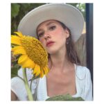 Oya Taşanlar Instagram - 🌻 denizden güneşe doğru 🌊 ve yeniden derine ♾