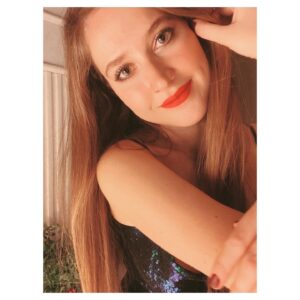 Oya Taşanlar Instagram - 2021 güzelliklerle gelsin, ben hazırım 🧜🏻‍♀️
Mutlu yıllar! 🎄🥰