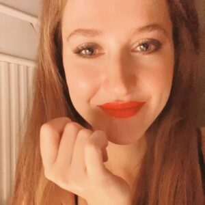 Oya Taşanlar Instagram - 2021 güzelliklerle gelsin, ben hazırım 🧜🏻‍♀️
Mutlu yıllar! 🎄🥰