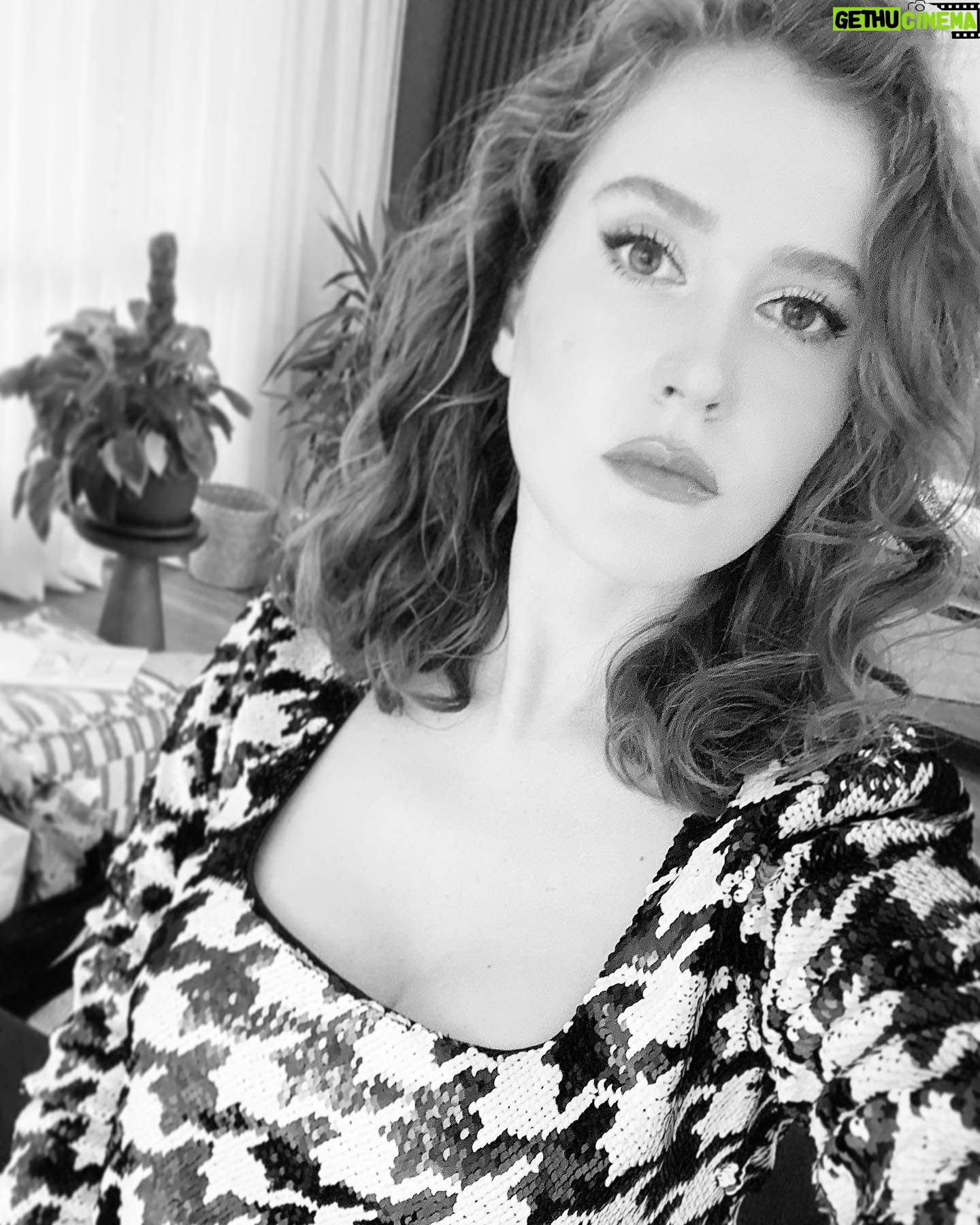 Oya Taşanlar Instagram - On yıldır post atmadığımı farkettim 🖤