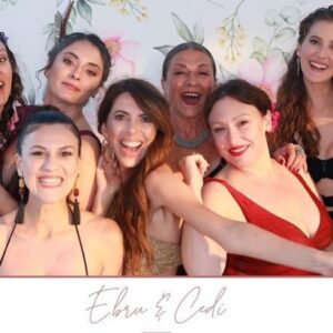 Oya Taşanlar Instagram - Canlarım 🌺 
#ebrucediwedding #photobooth